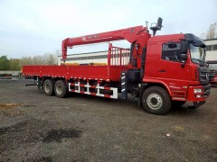 Is it necessary for a crane truck driver to be familiar with the equipment's operation manual?