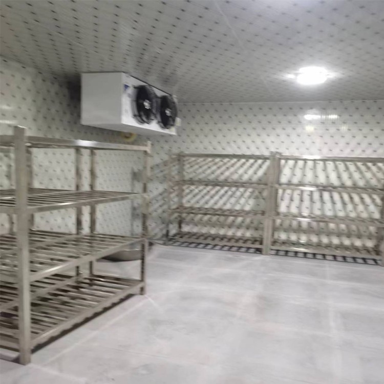 Air-cooled refrigerated warehouse