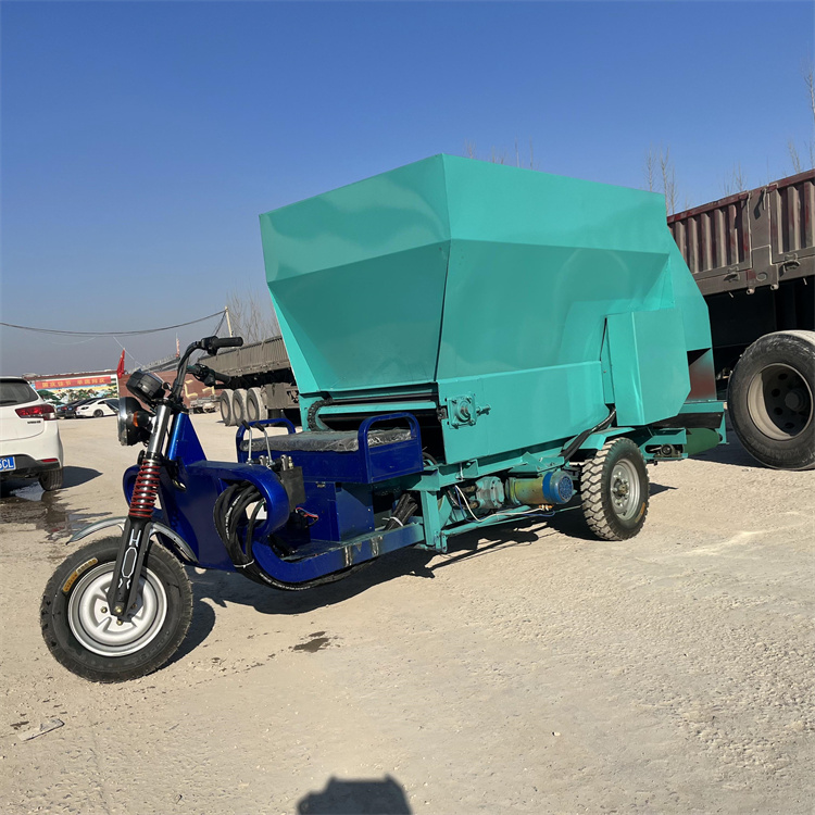 Small Electric Feeding Cart 5 Cubic Meters Electric Three-Wheel Sprinkler Truck Horizontal Feeding Truck for Cows Runhua
