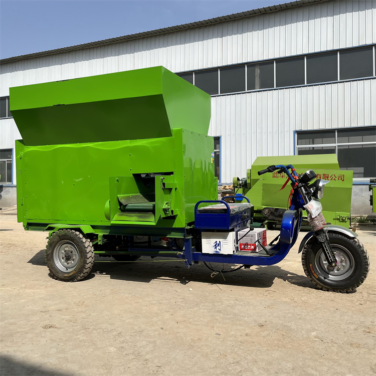 Helical Forage Feeding Machine, 7 Cubic Meter Diesel Sprayer Truck, Drawbar-Type Grass Blending Machine Runhua