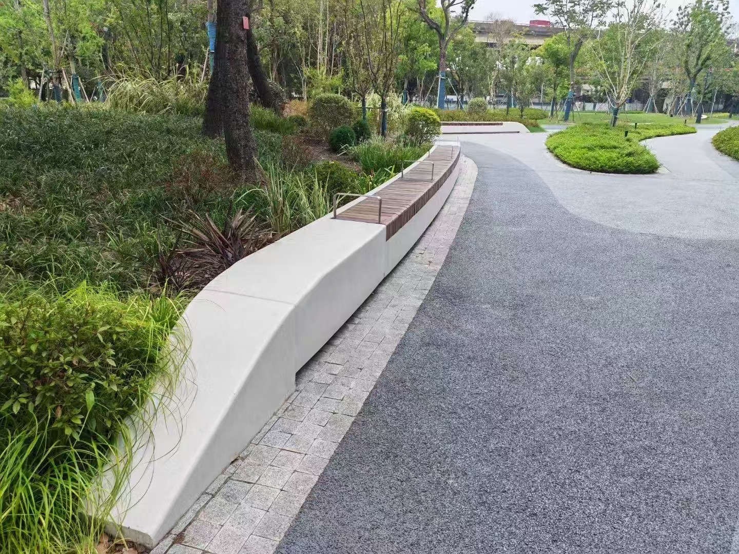 游览景区景观工程真石丽泰科石景墙 防腐木坐凳 树池现场施工