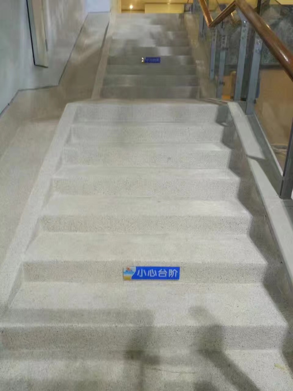 别墅民宿室内外水洗石墙面包工包料 灰色弧形水洗石台阶整体浇筑 别墅民宿室内外水洗石墙面包工包料 灰色弧形水洗石台阶整体浇筑