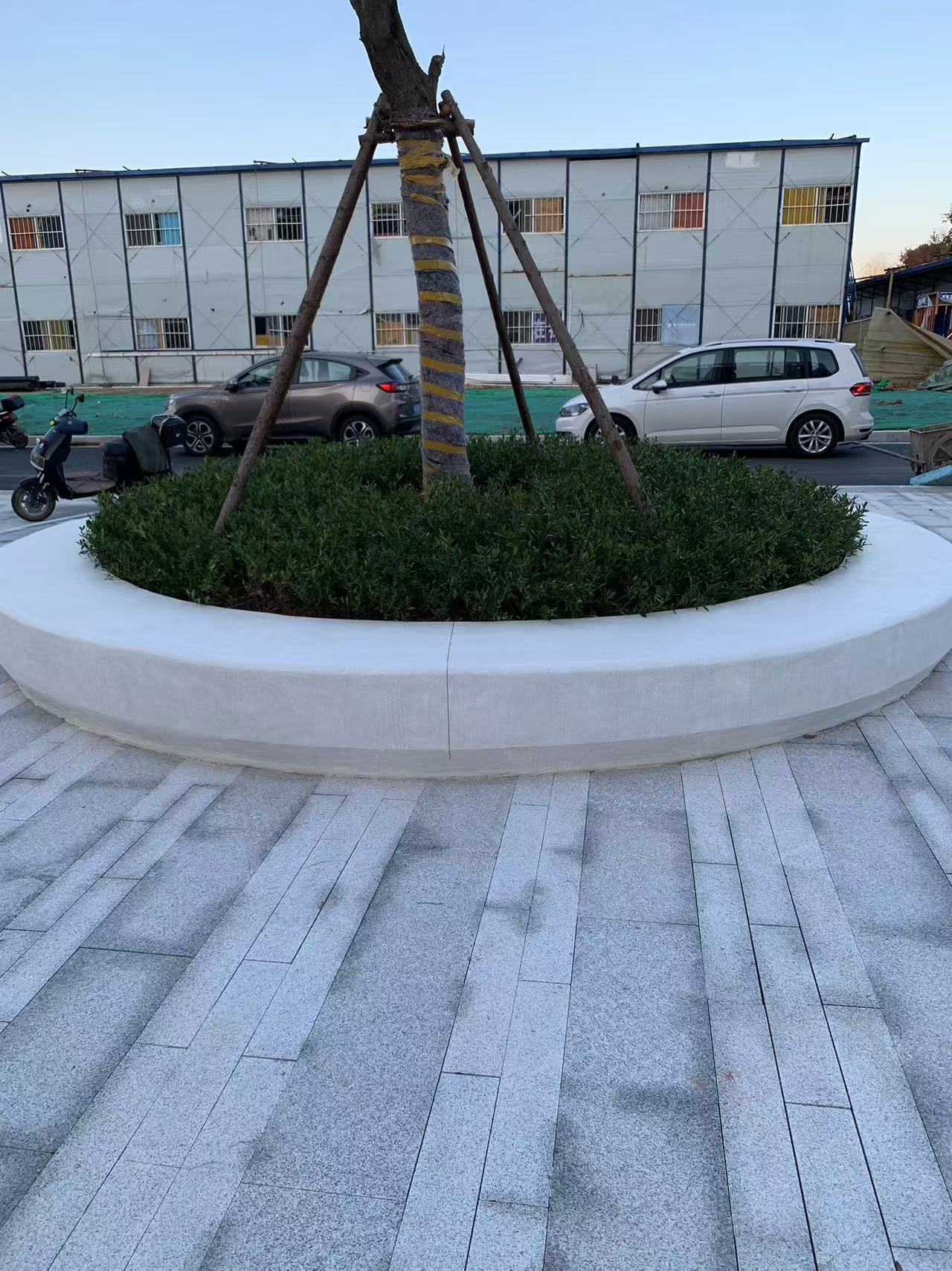 真石丽泰科石产品工程报价 泰科砼石防腐木坐凳现场制作安装