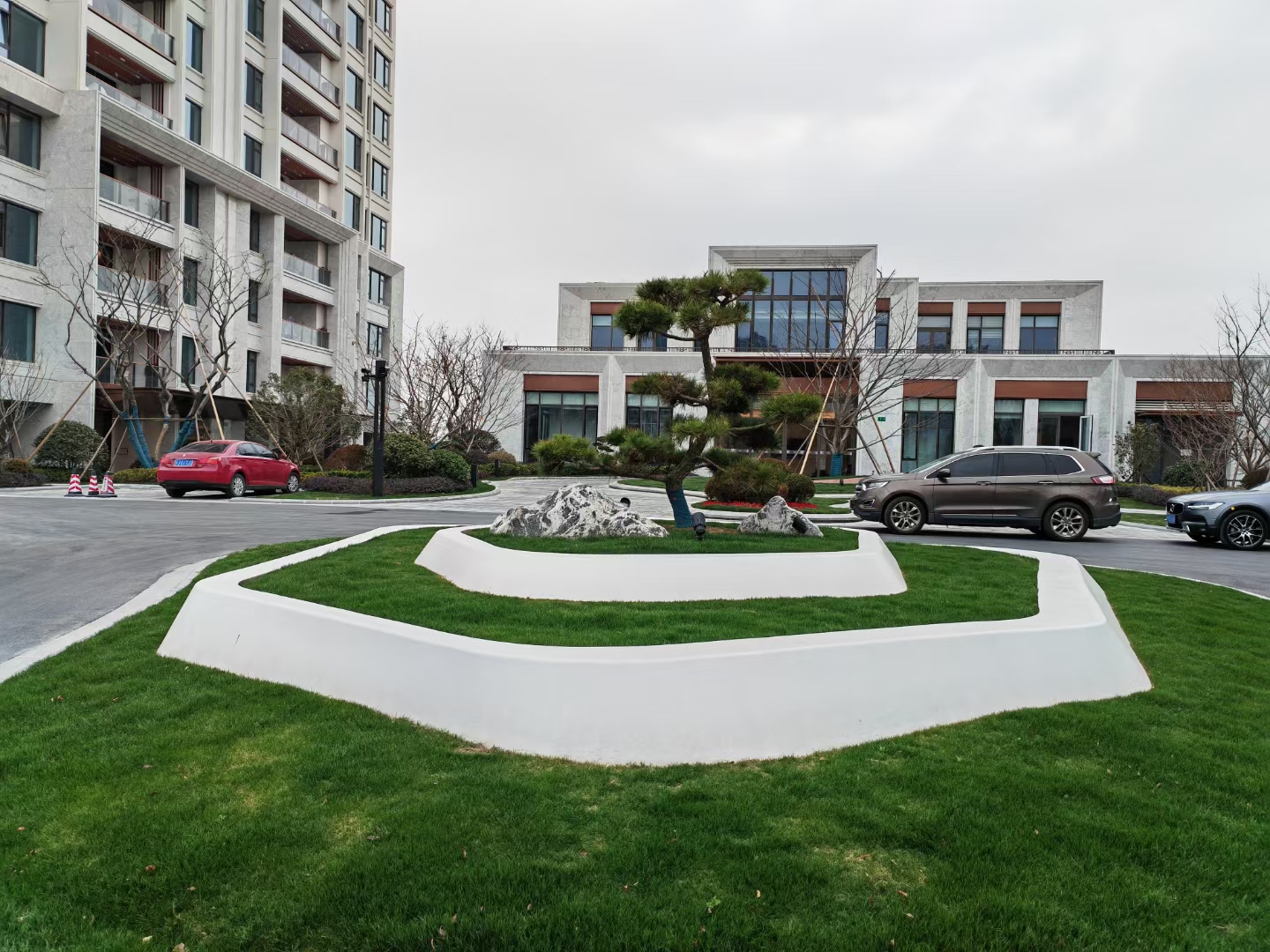 学校景观工程----真石丽泰科石花坛坐凳 圆形泰克石树池现场制作安装