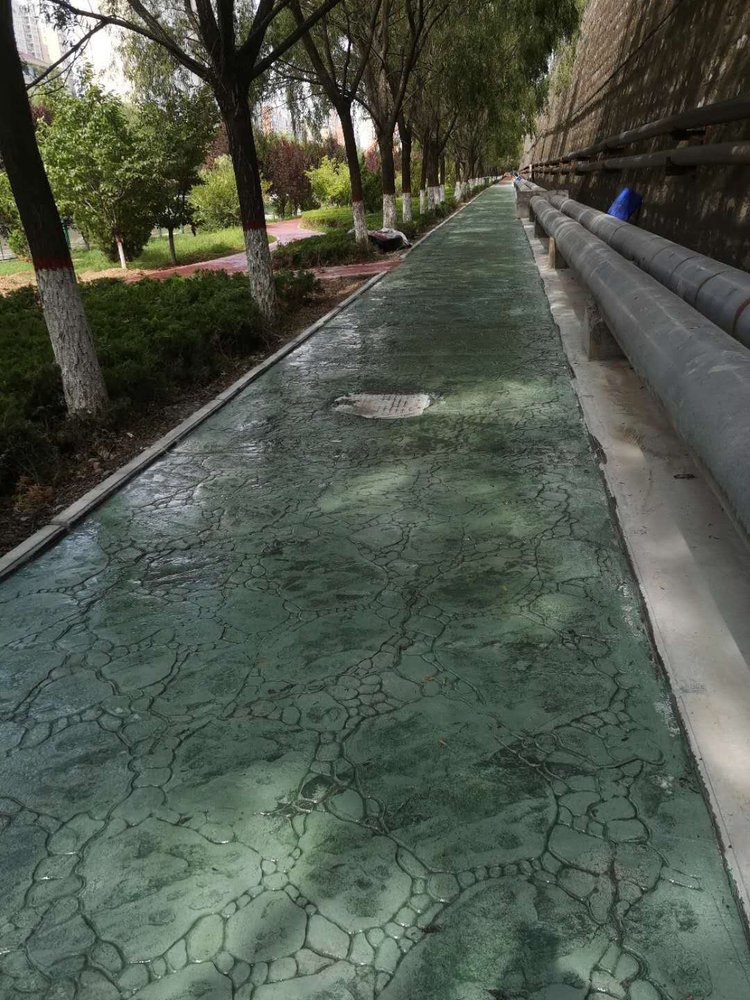 资阳市人行道仿砖压花路面 混凝土压模地坪现浇做法及保养步骤