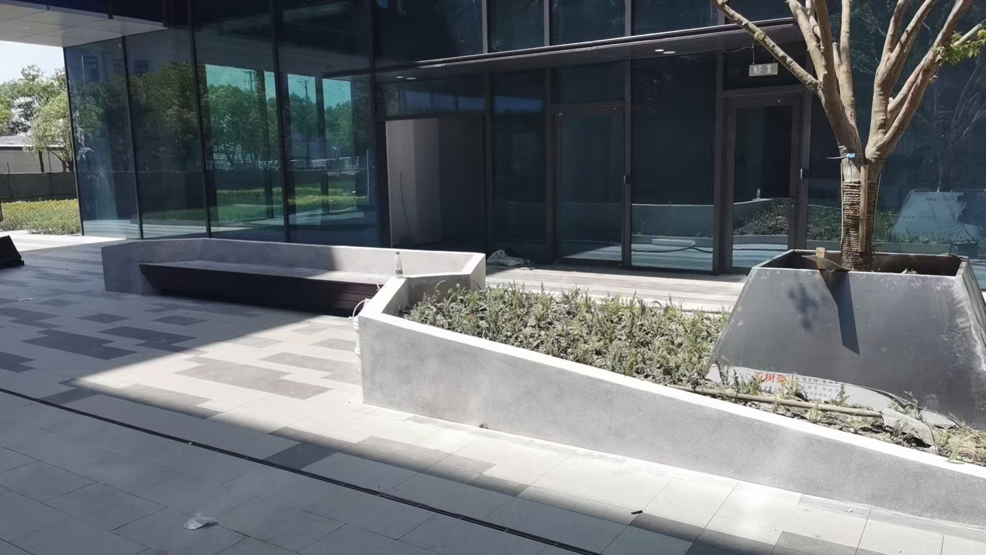 阳泉市户外景观真石丽泰科石通体透光艺术混凝土坐凳 造景池设计制作