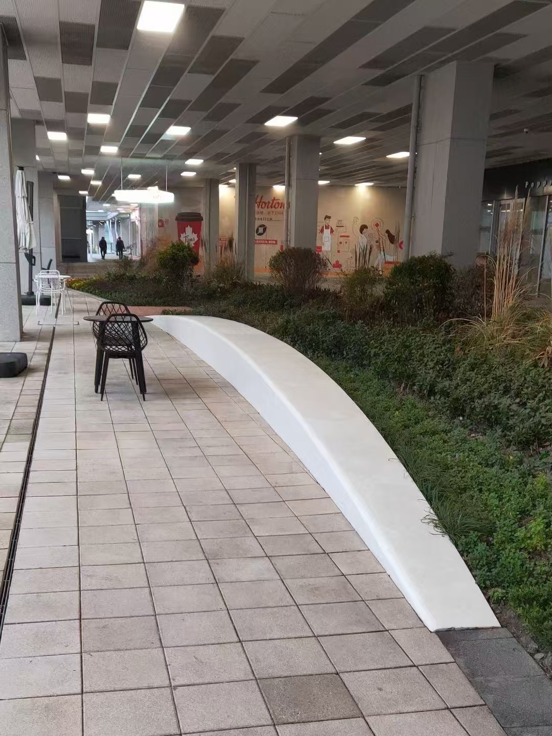 太原城市景观真石丽泰科石白色无机聚合物休闲靠背座椅 花坛现场制作