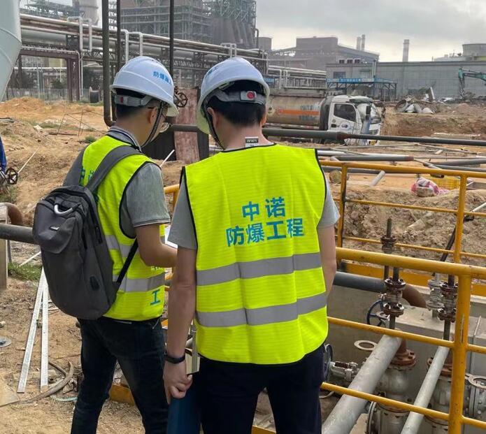 工作人员操作