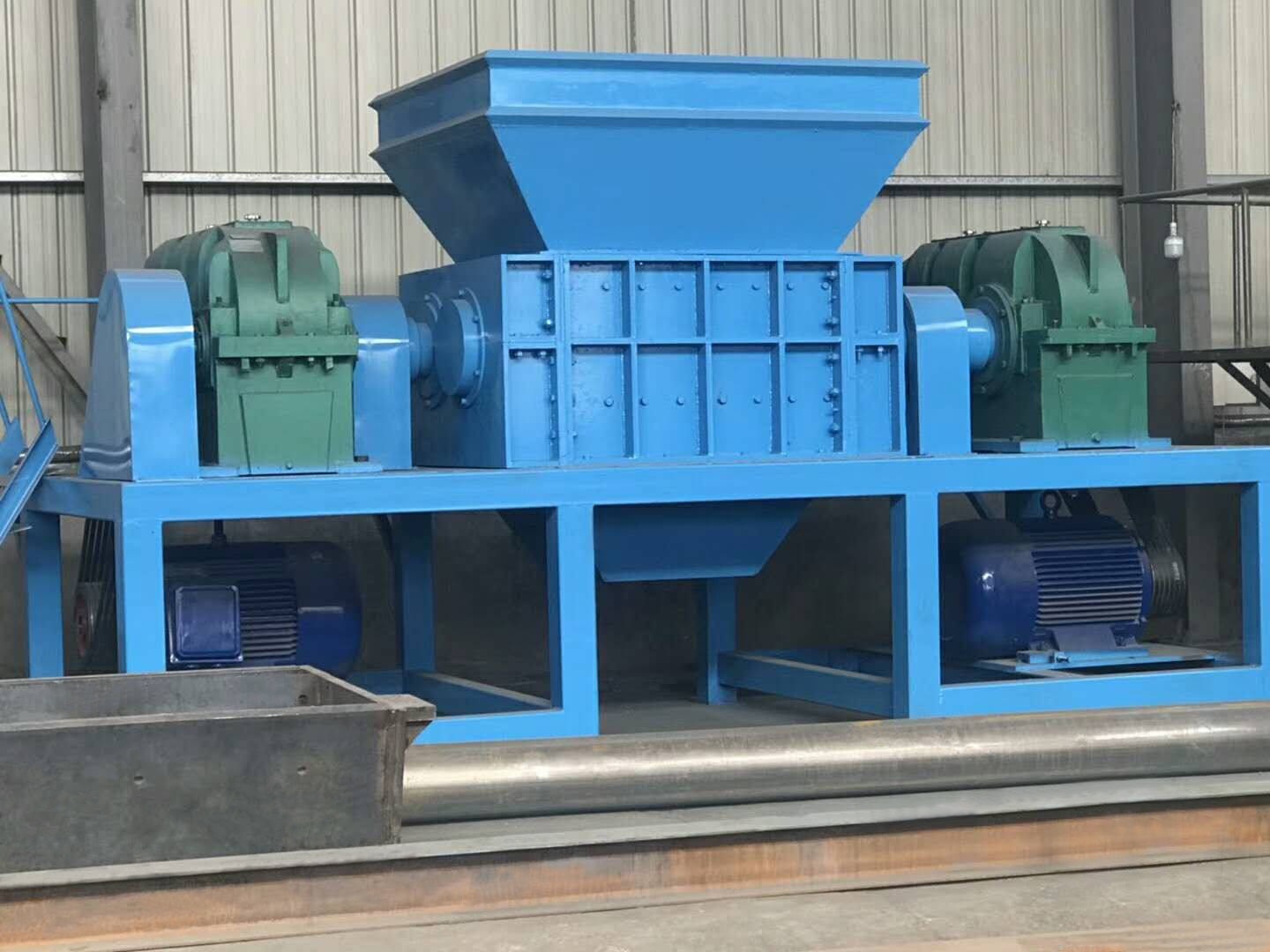 双轴撕碎机工作场景图片