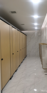 探秘酒店卫生间隔断板加工厂：以常州华佳乐装饰材料有限公司为例