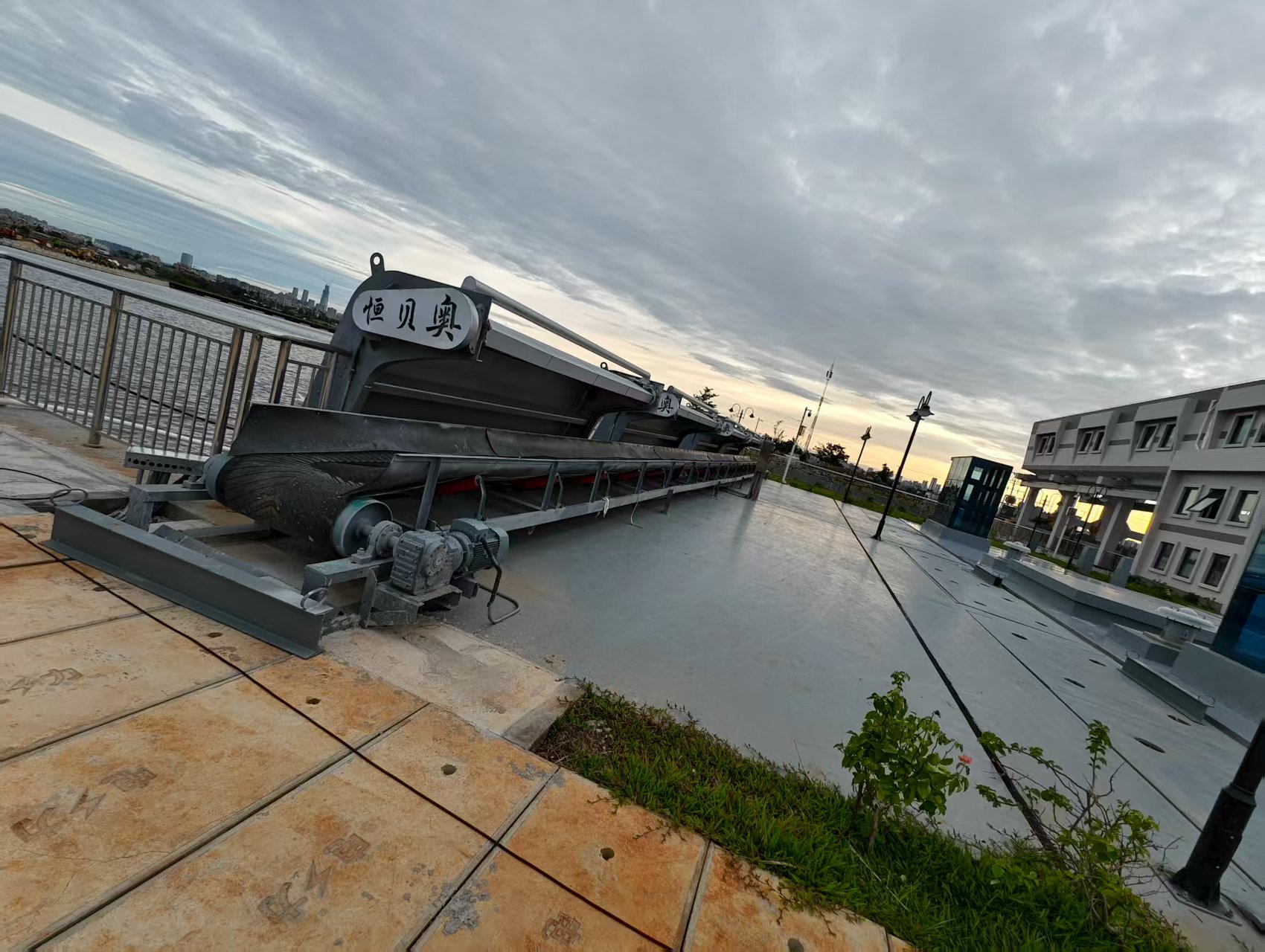 河北恒贝奥水利机械有限公司抓斗清污机作业场景