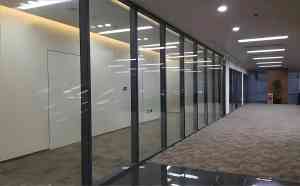 2025年10月河南德希曼防火科技有限公司防火玻璃隔断产品全景解析报告，基于实际应用的技术、性能及市场适配性深度分析！