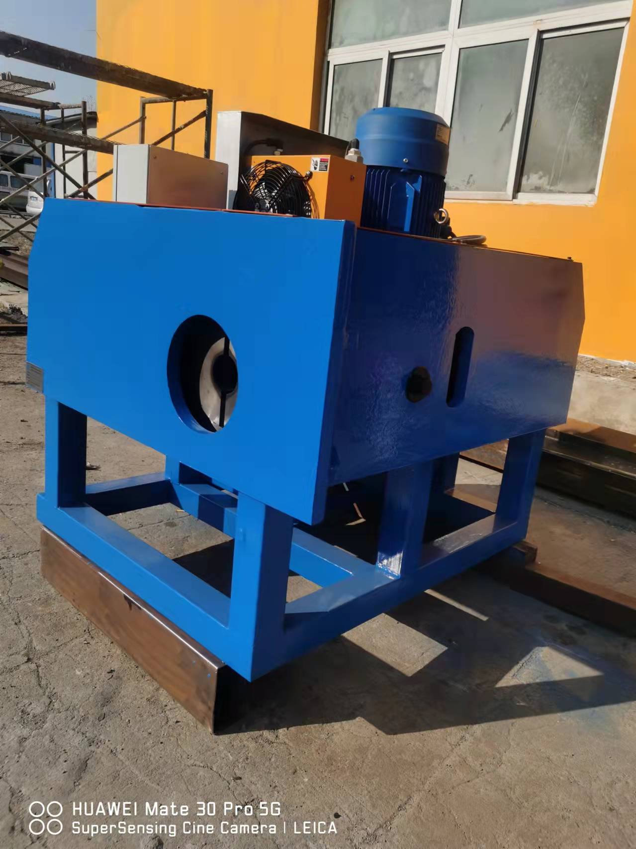 江苏固宇自动化环保设备有限公司冷压型缩口机操作场景