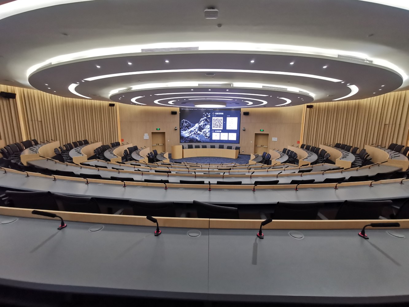 中创世纪科技技术团队工作场景