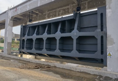 新河县龙港水工机械厂钢制平面闸门安装现场