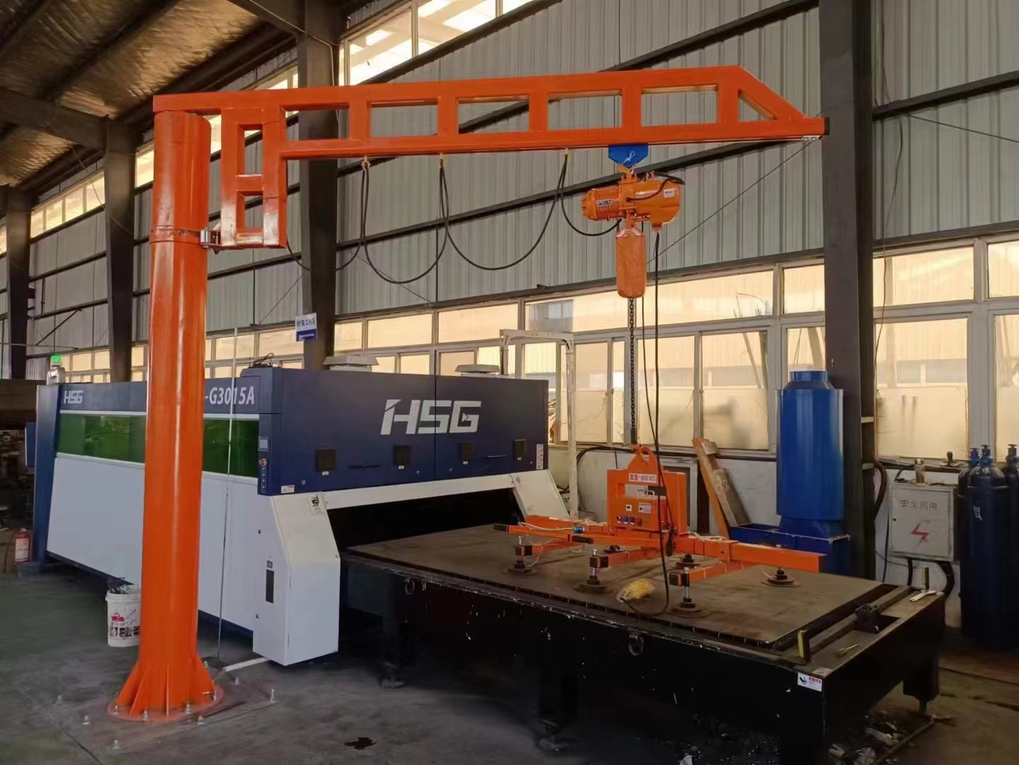 山东齐重重工立柱式悬臂吊生产场景