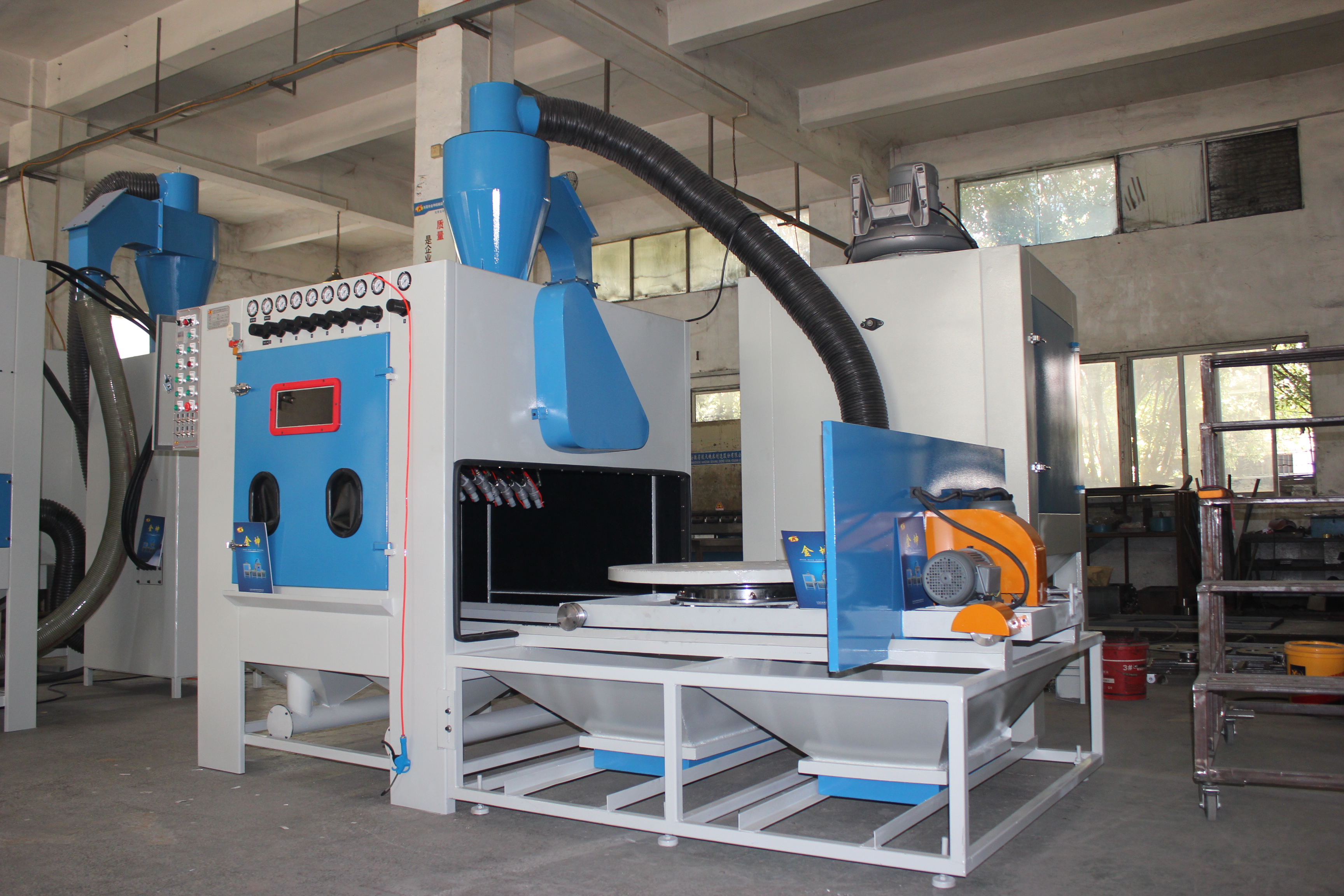 叉车轮自动喷砂机作业现场