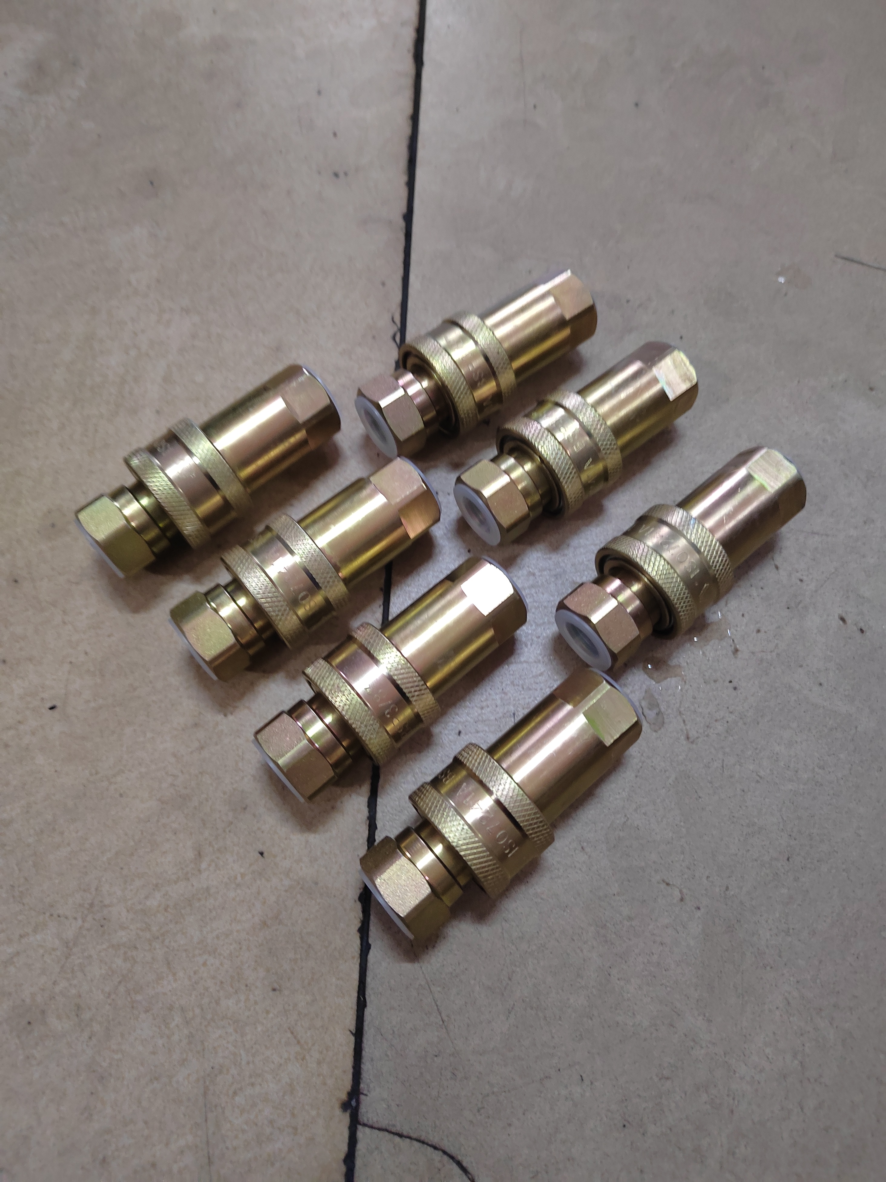 液压油过滤设备操作现场