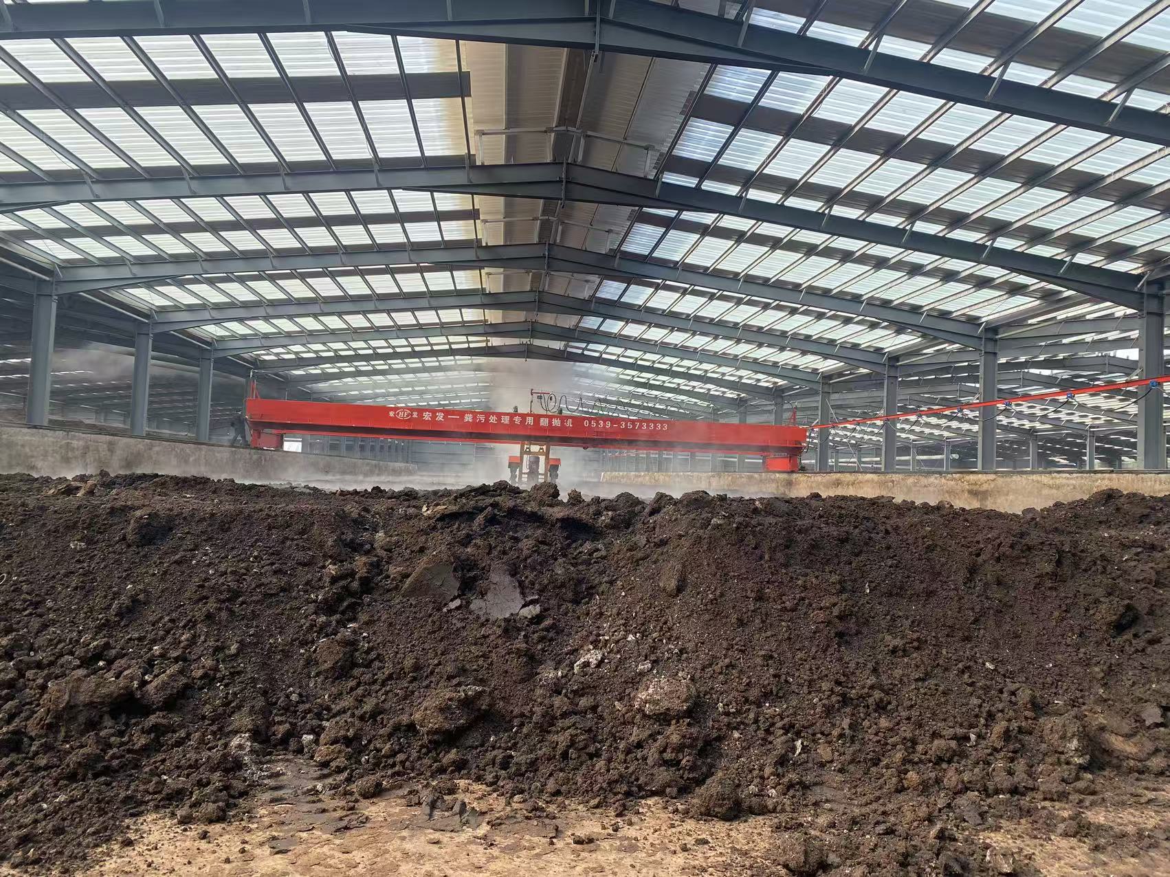 粪便履带翻抛机作业示意图