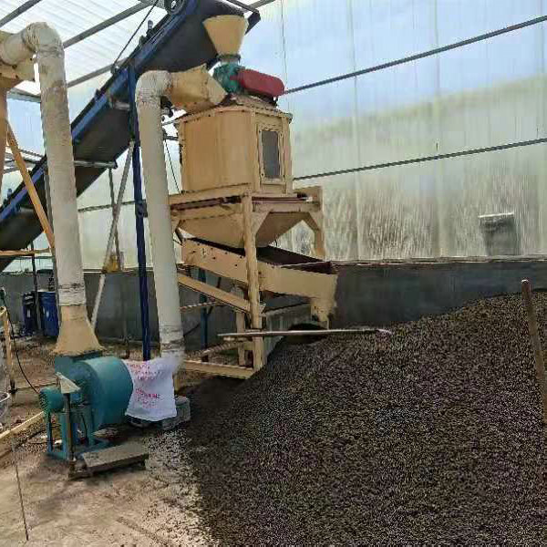 槽式发酵翻抛机作业现场图