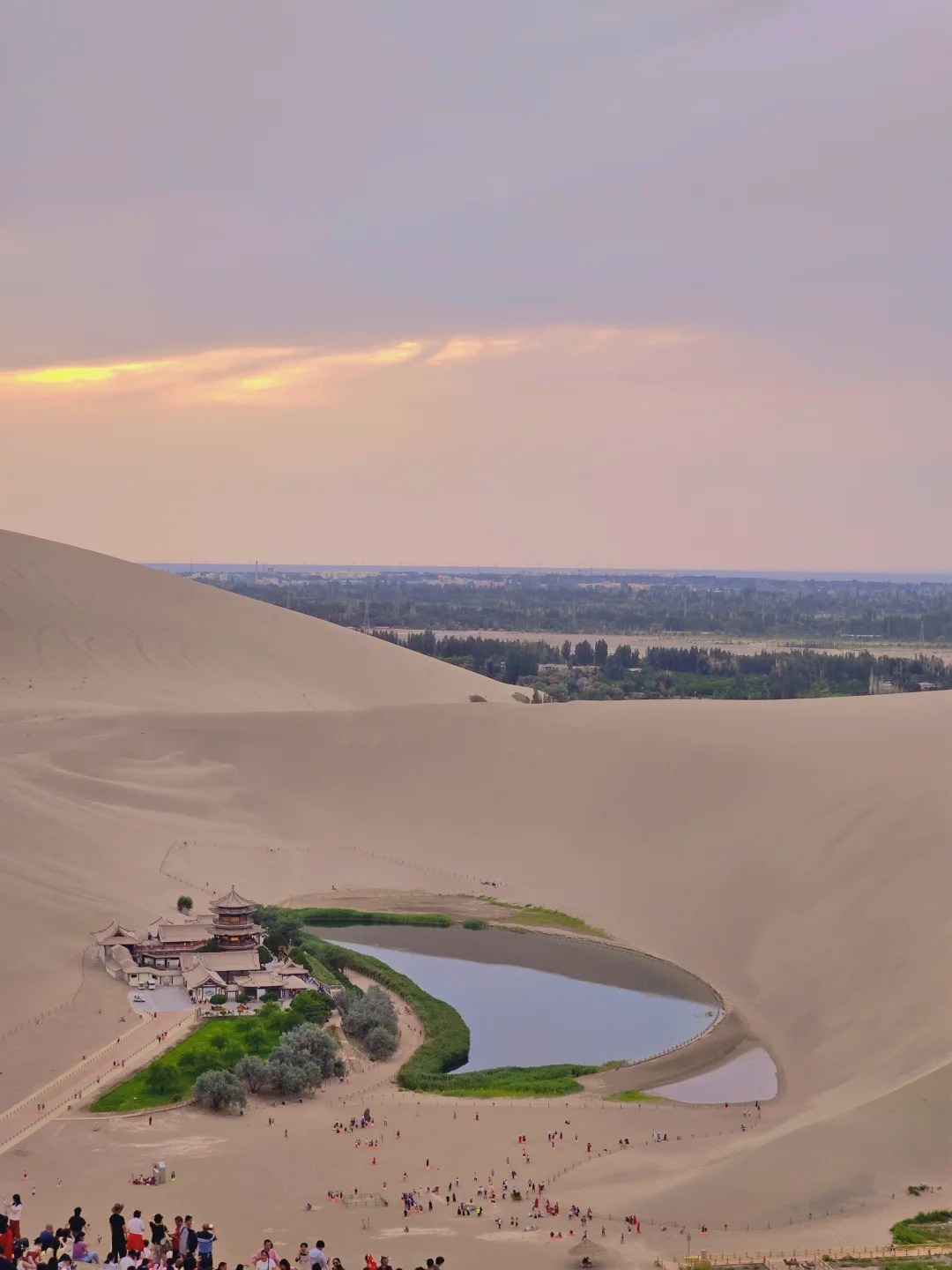 敦煌旅游场景图