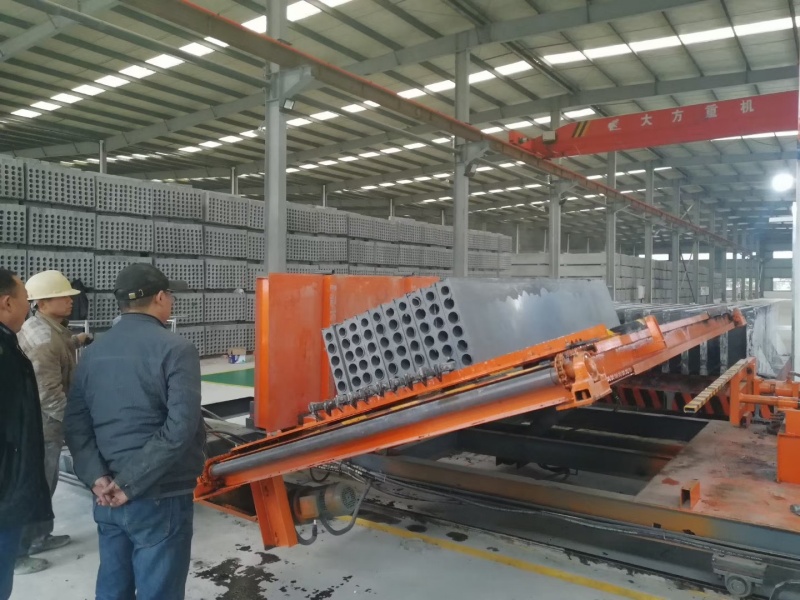 济南立博精工轻质隔墙设备生产现场