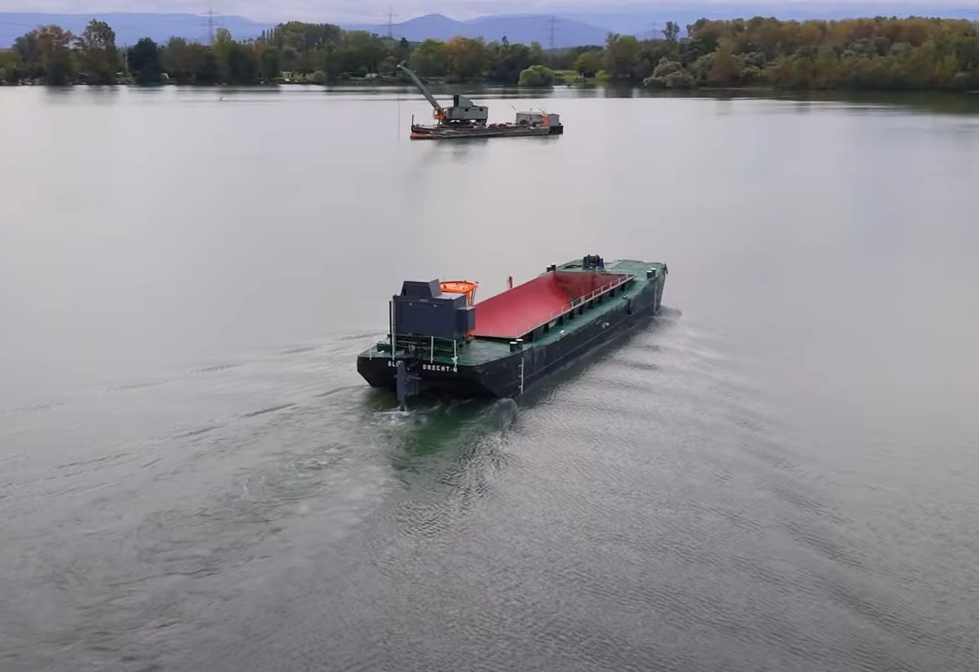 山东海鼎自航开体泥驳港口作业