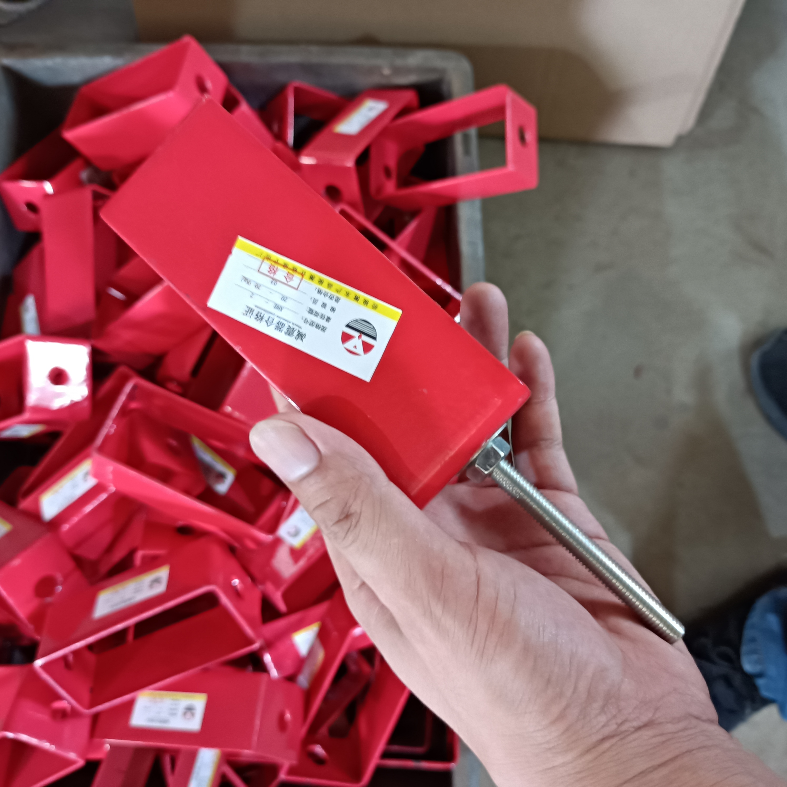 兄弟减震器生产车间