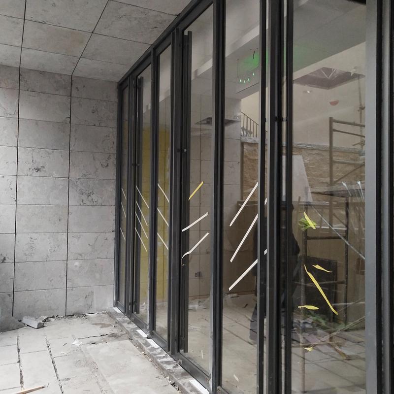 云南莱瑞达不锈钢地弹门生产车间