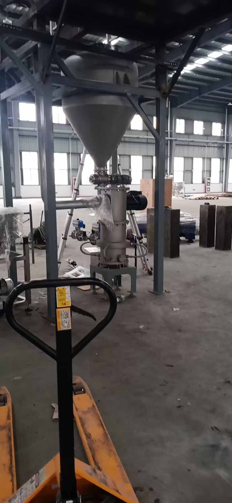 潍坊市友信粉体设备有限公司设备运行现场