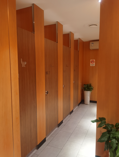 华佳乐木纹卫生间隔断板成品展示