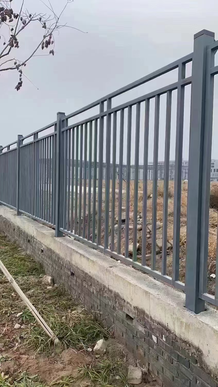 四川诚和丰锌钢护栏安装场景图