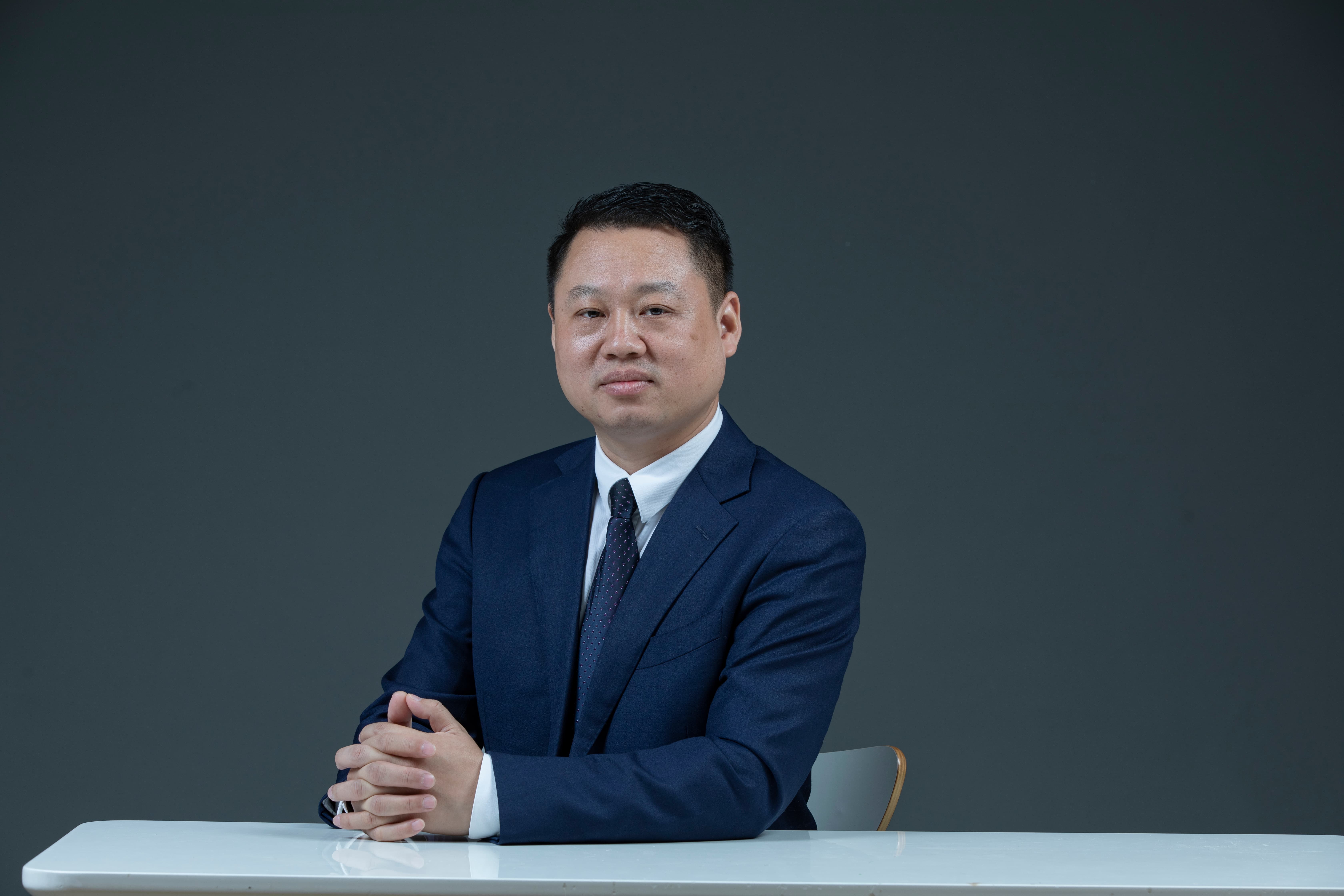 周燕平律师工作场景