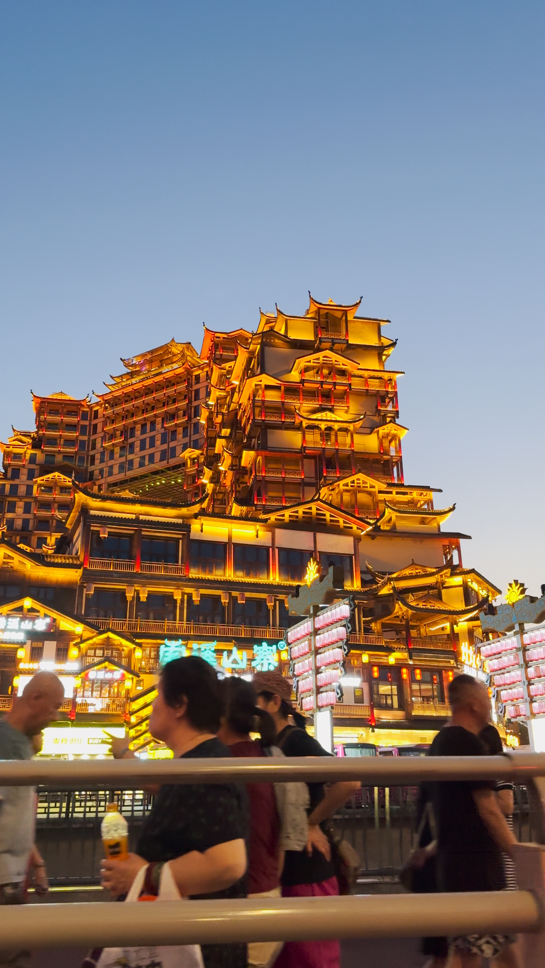 湖南途悠悠旅游咨询有限公司游客在张家界景区合影