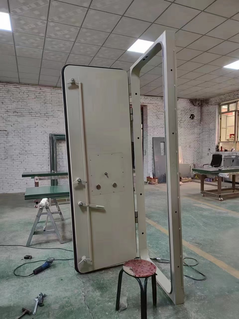 北京鸿翔门业生产车间