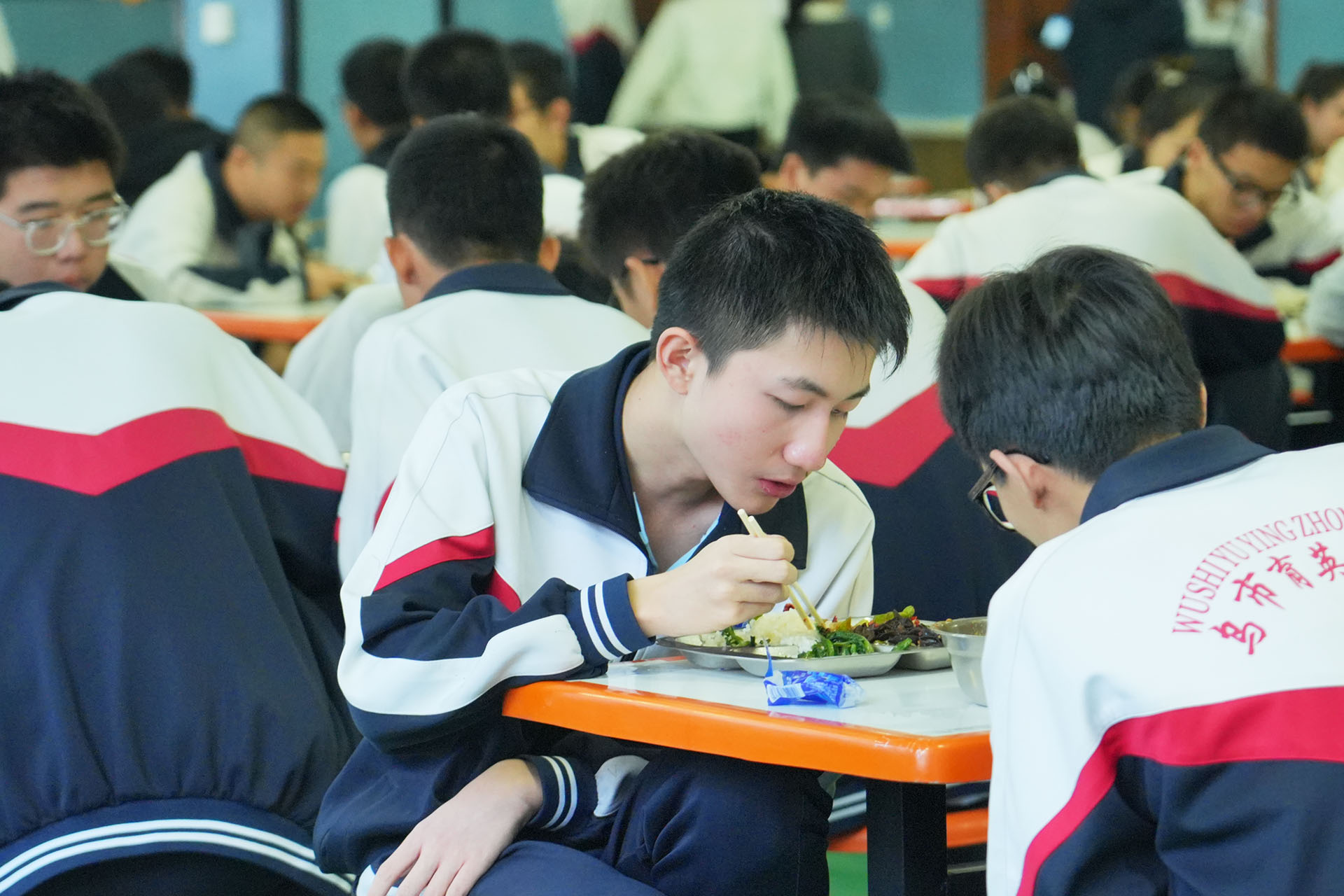 育英中学教室内部