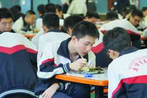 深度解析乌鲁木齐初三复读学校管理：育英中学的硬核实力与口碑密码