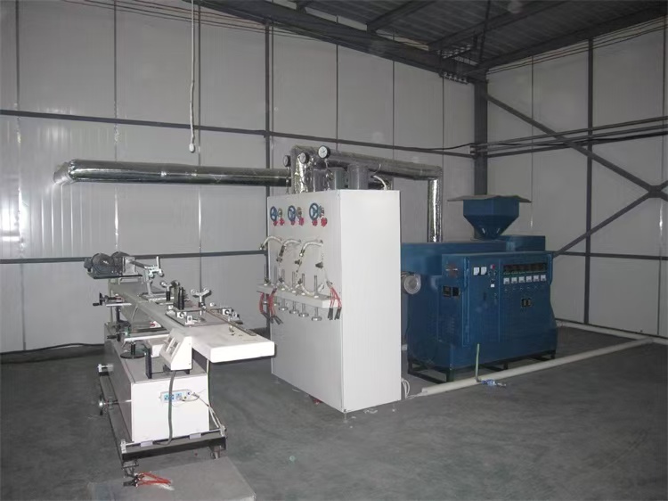 技术人员检测电机绕组