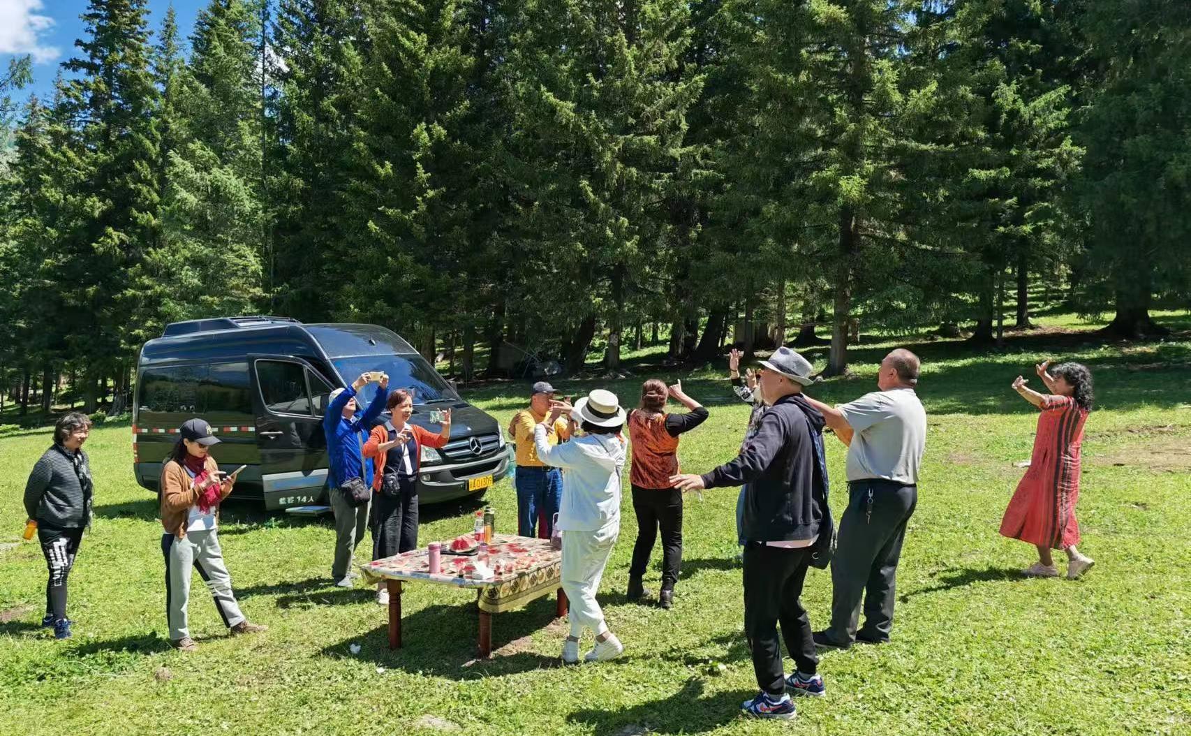 新疆旅游活动场景图