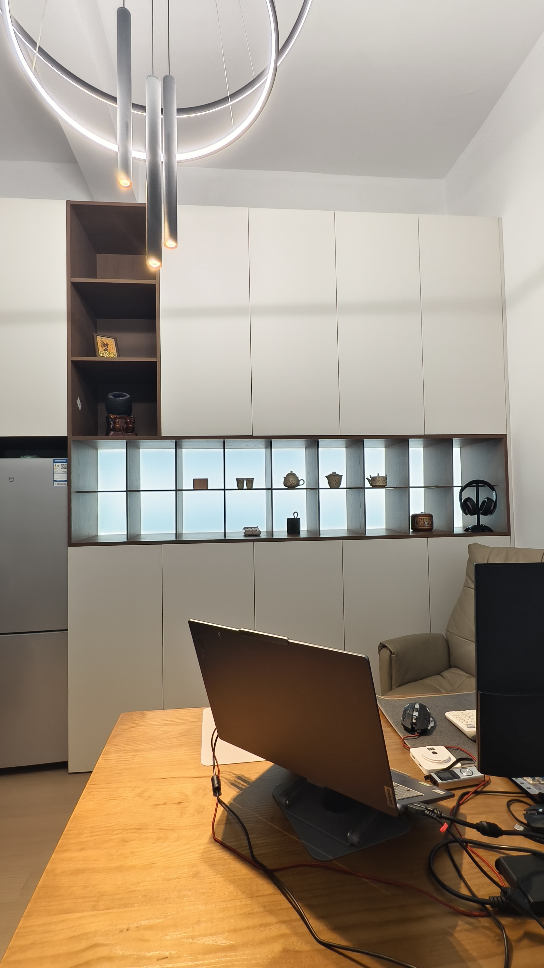 小拳头发光板材生产场景