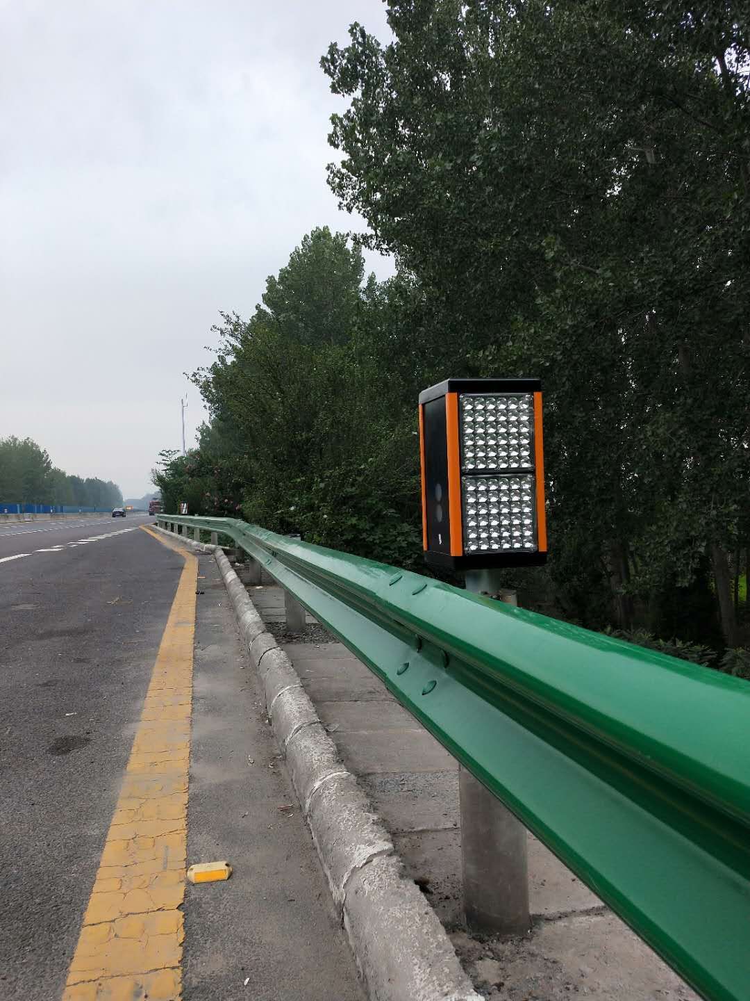 江苏优圣工道路边缘标灯产品图