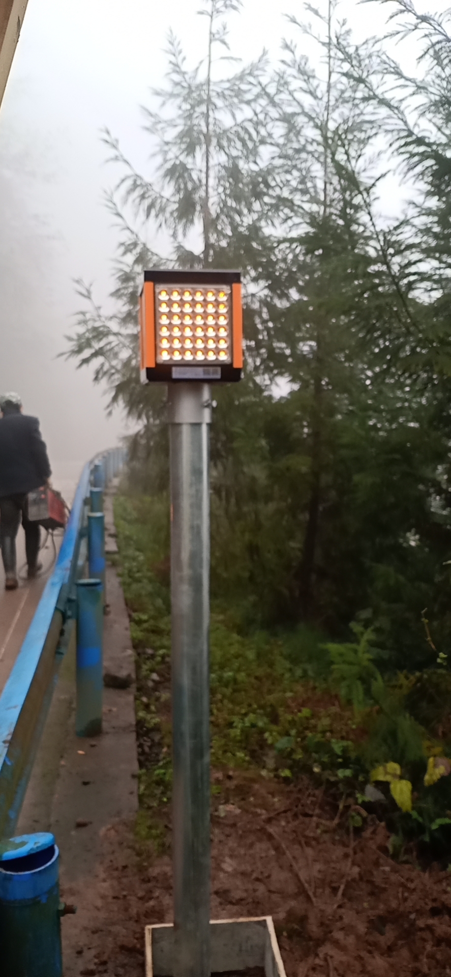江苏优圣工道路两侧诱导灯生产线图