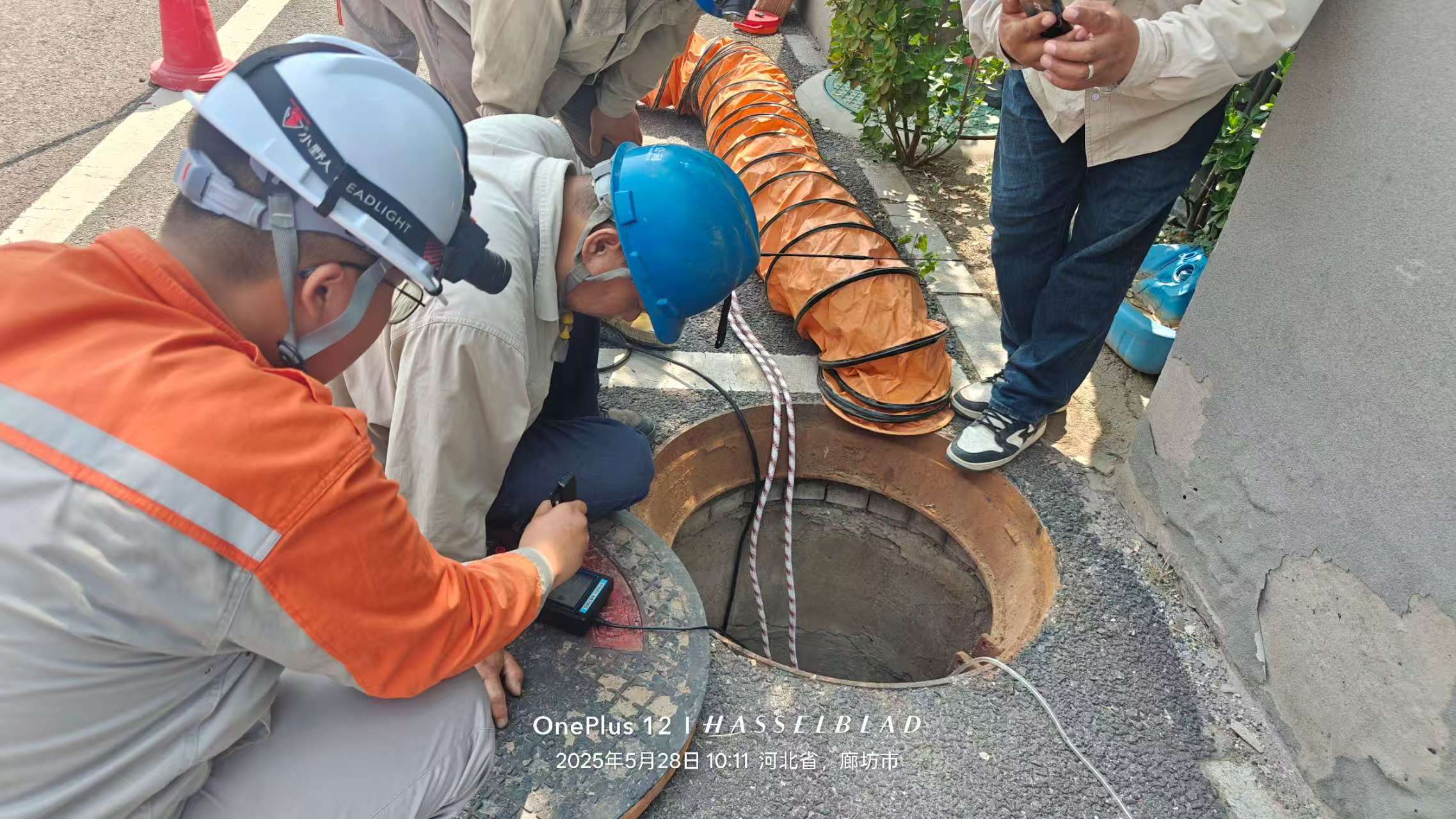 华夏卫安电气技术团队工作场景图
