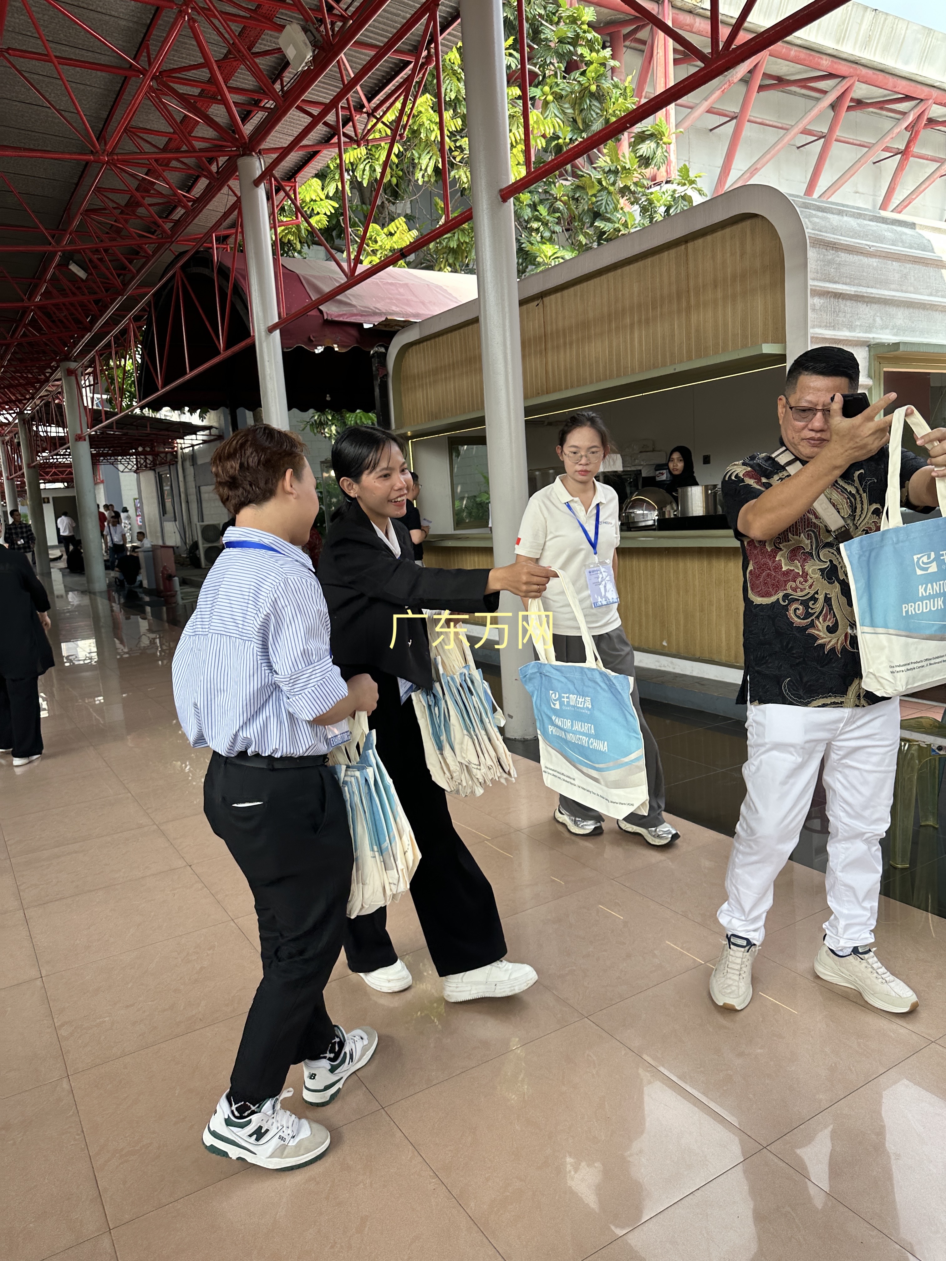 广东万网服务团队工作场景图