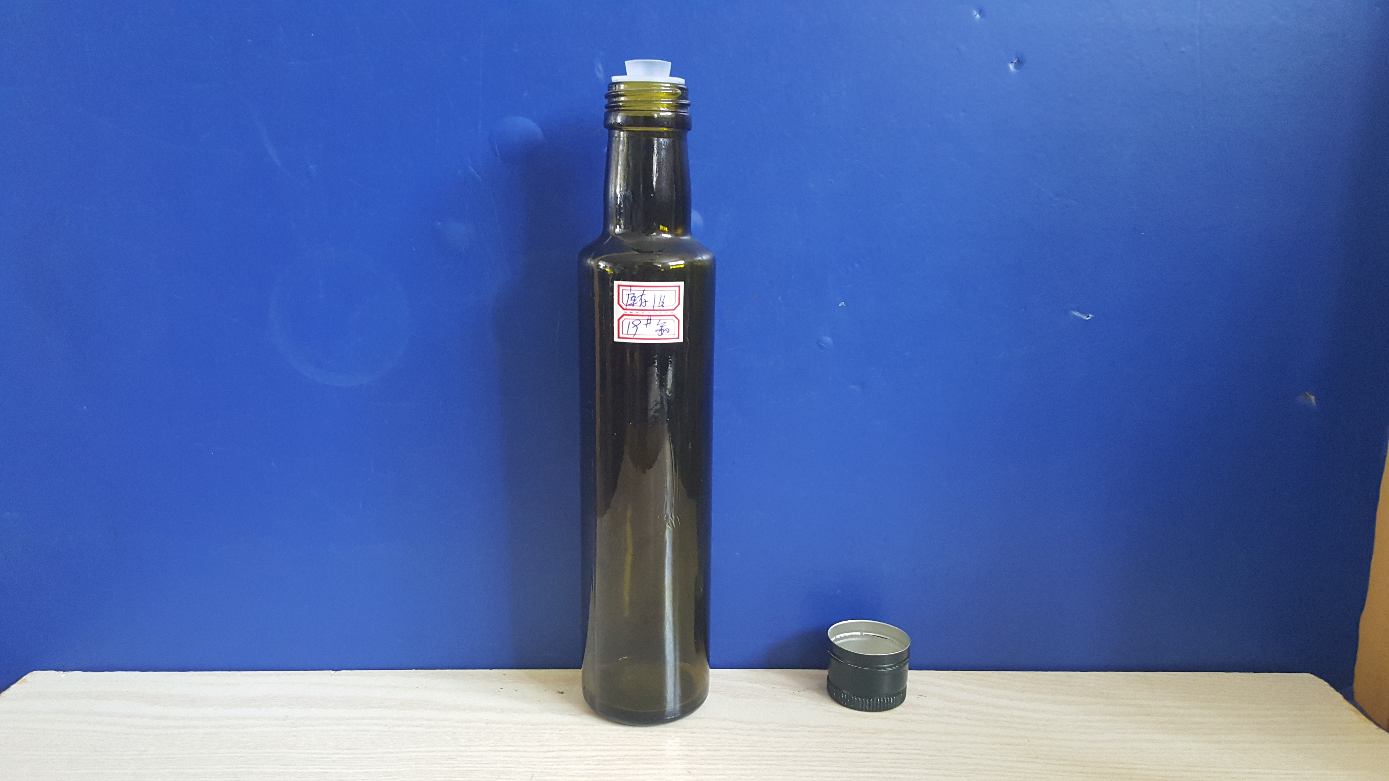 徐州群益玻璃科技有限公司香油瓶产品陈列