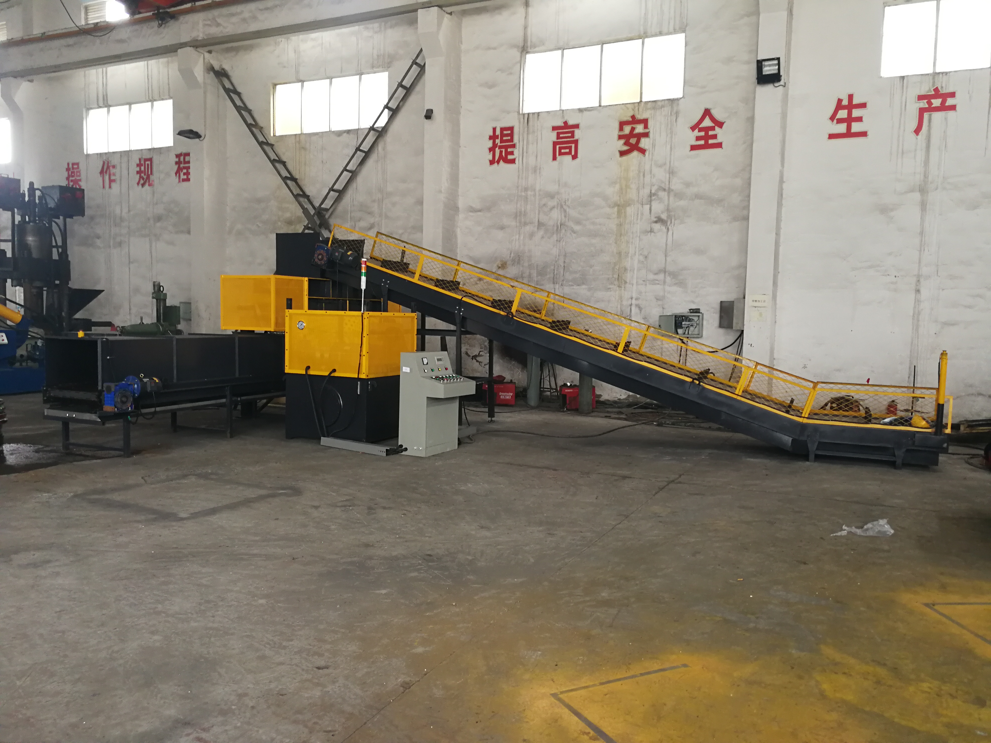 江阴市德尚环保科技有限公司油桶压扁机产品实拍