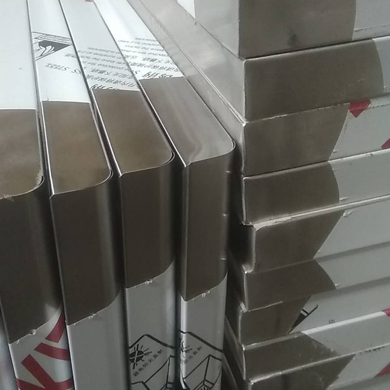 云南莱瑞达不锈钢制品生产场景