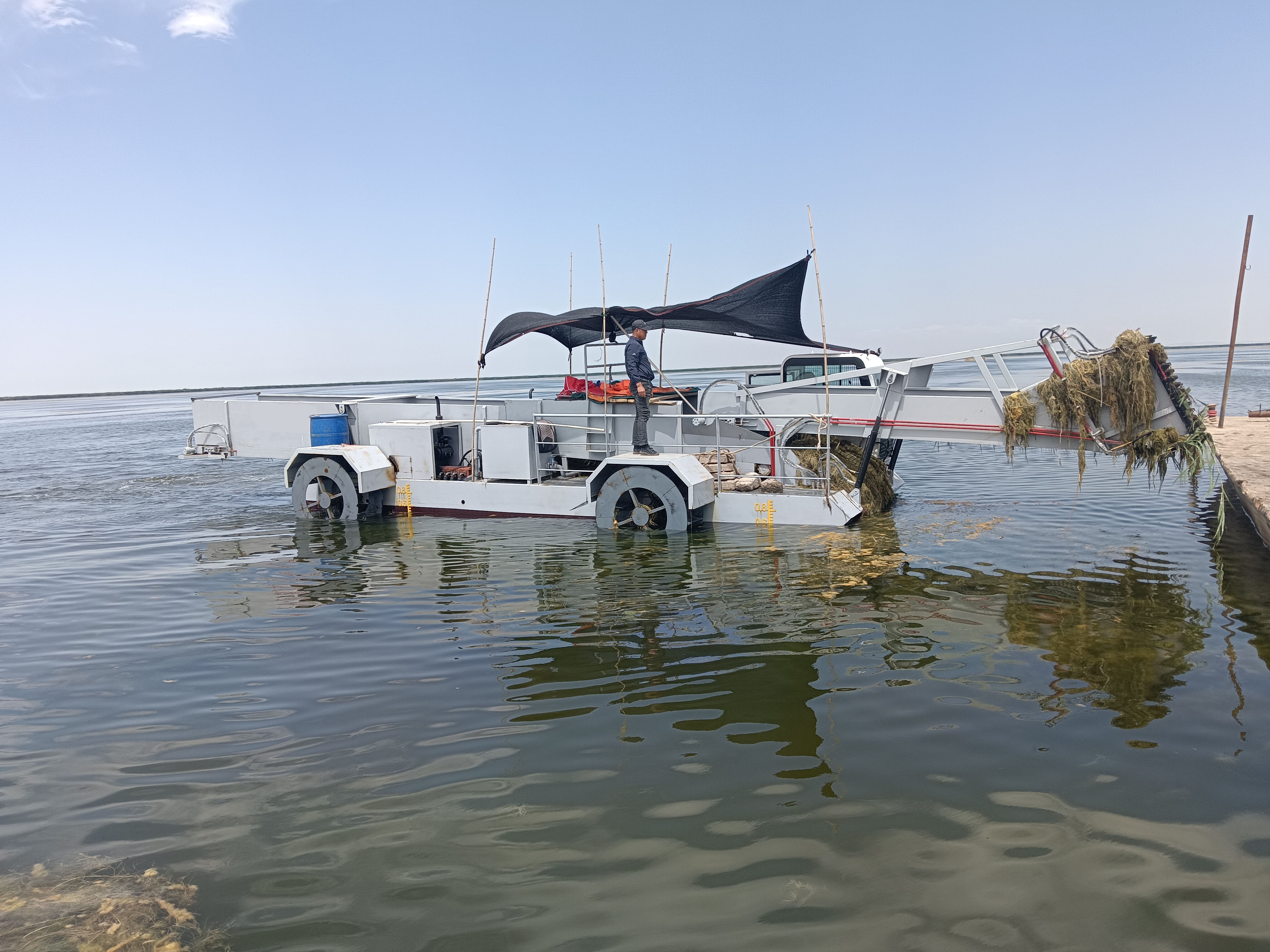 水上割草船细节图