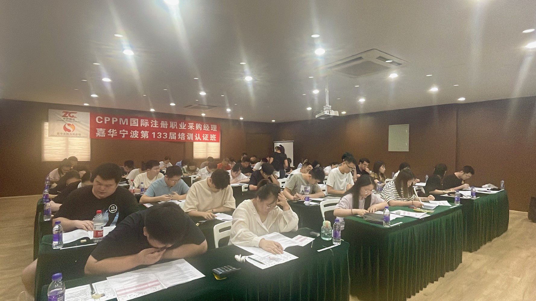 师资团队交流场景