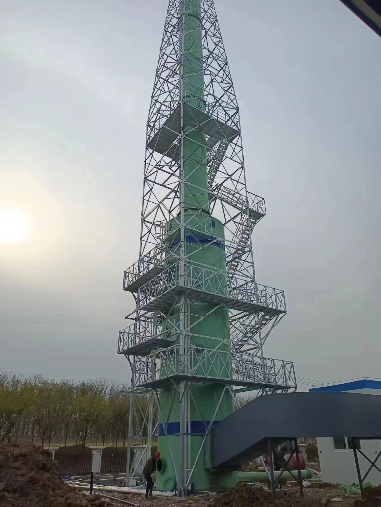 河北韬立钢厂脱硫塔生产现场图